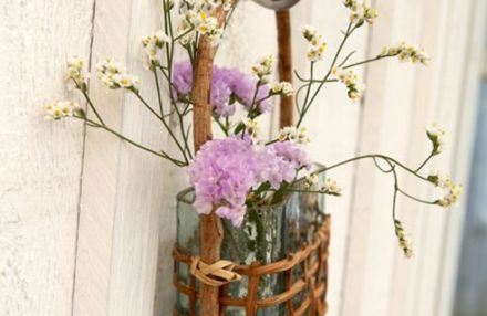 Sử dụng màu sắc của bàn ghế thay cho màu sắc của hoa.