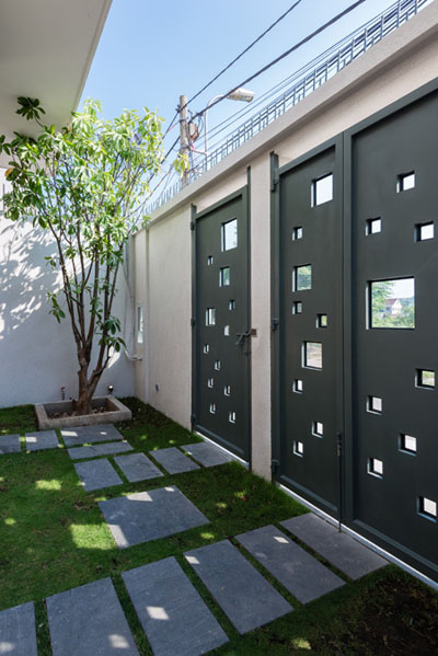 bên trong vườn trồng thêm các loại cây xanh