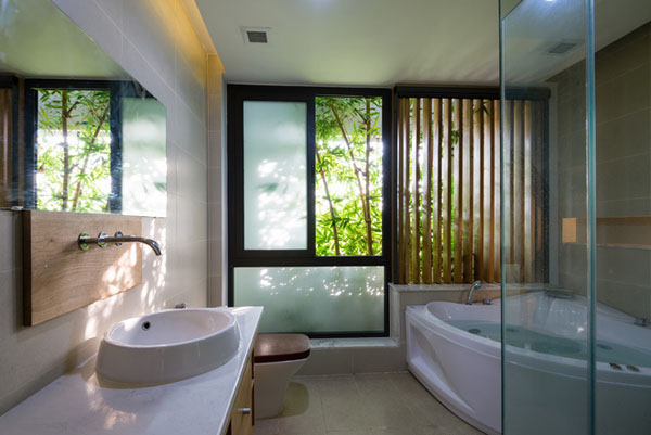 bên trong ngôi nhà cũng có tầm view ra cảnh quan sân vườn rất tốt