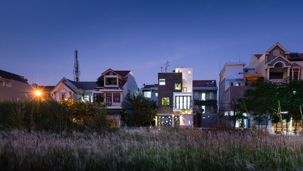 Điểm nhấn bắt đầu từ những ô vuông sáng toát lên trong đêm