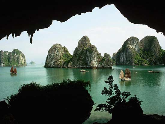 Phong cảnh hùng vĩ từ vịnh Hạ long
